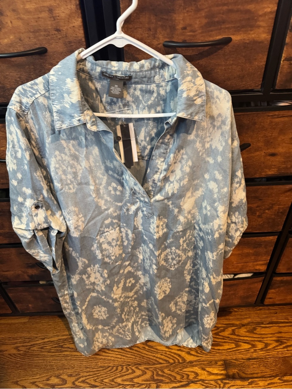 Chelsea & Theodore Light Blue and White Floral V-Neck mini dress
